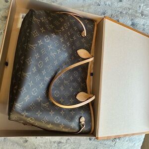 Louis Vuitton MM  Classic Monogram Tote in Brown and Tan
Dust bag included